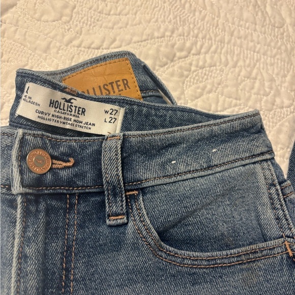 Hollister Curvy High-Rise Mom Jeans - Picture 4 of 9